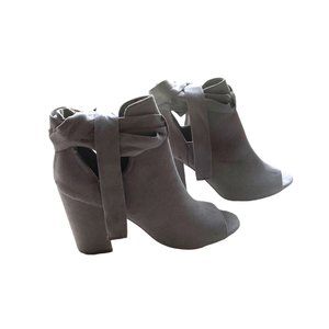 JUST Fab Grey Heels Size: 5.5